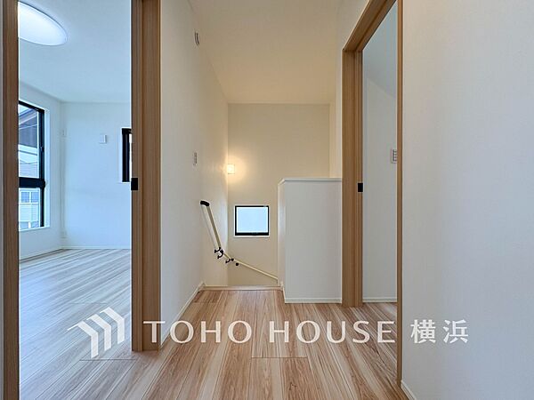 清潔感漂う廊下。各お部屋をつなぐ主要空間として美しく存在しています。