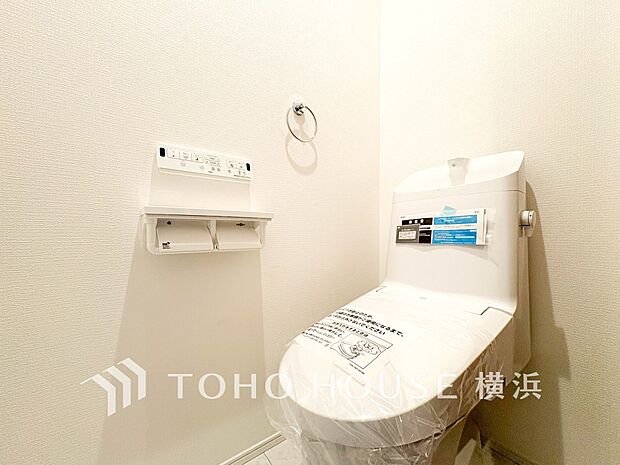 清潔感溢れるトイレ。落ち着いた空間で安らぎのひとときをお過ごしいただけます。