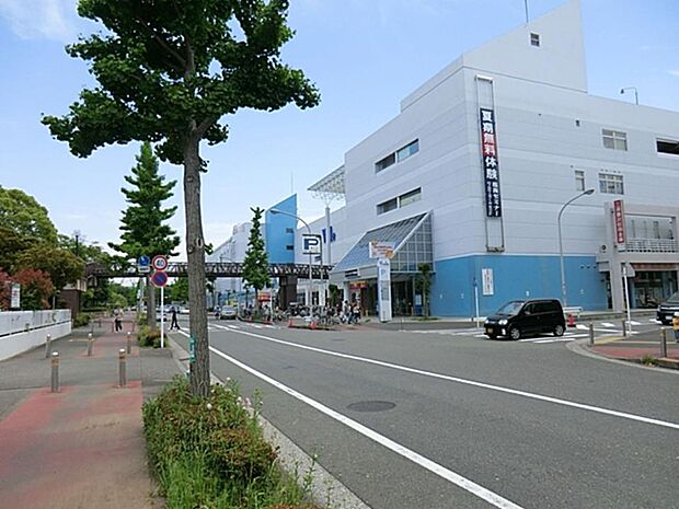 ビアレヨコハマ新館　1300m　飲食店やドラッグストアの他、ユニクロや西松屋などの店舗も入り、暮らしに便利なショッピングセンター。 