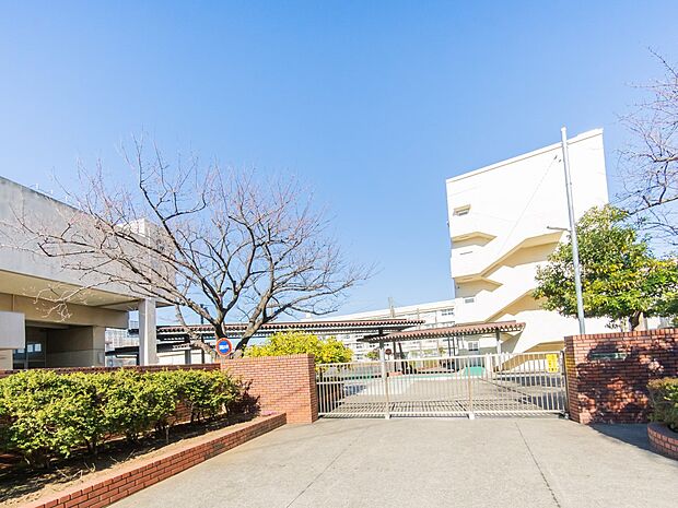 横浜市立西柴中学校　450m　徒歩6分。部活などで帰りが遅くなっても安心の距離です。 