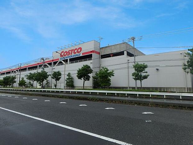 コストコホールセール金沢シーサイド　2000m　高品質な優良ブランド商品をリーズナブルに提供する会員制倉庫型店です。 