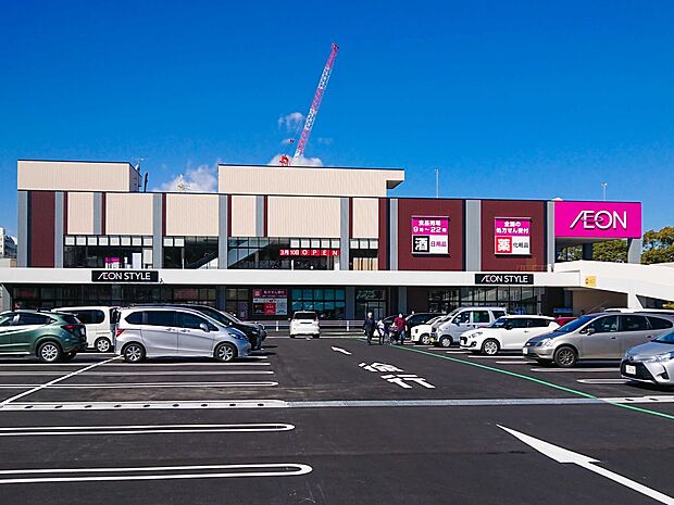 イオンスタイル戸塚 1400m 1階の食品フロア、2階には日用品、衣料品、雑貨などの他、専門店もございます。大型の駐車場は無料です。