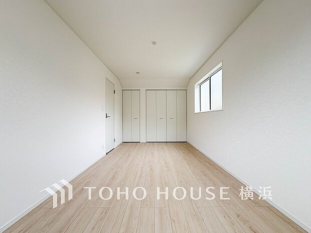 一日の疲れをいやしてくれる寝室。時を忘れて過ごす場所として過ごせるお部屋。