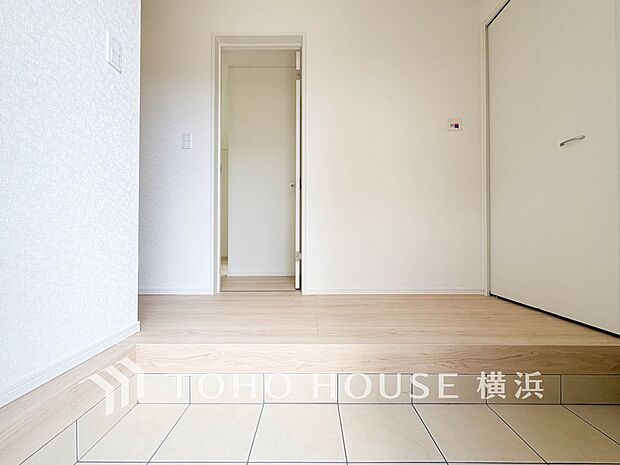 上質感漂う玄関と廊下。居住者の帰り、訪れる方を優しく迎えてくれます。