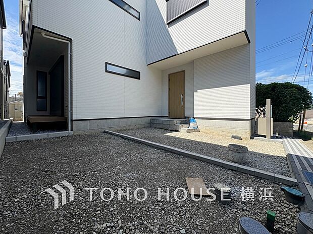 ゆったりとした駐車スペースを確保いたしましたので、大きめのお車でも駐車可能です。
