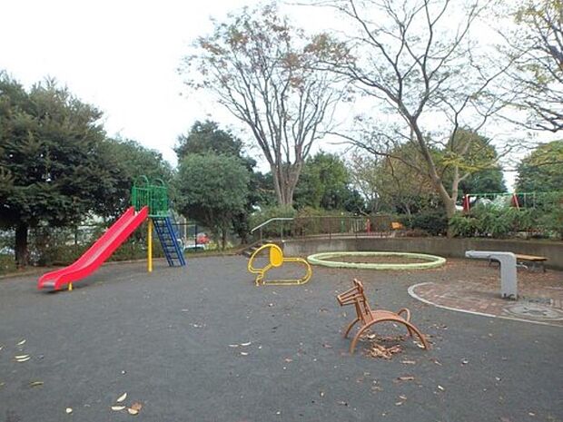 上矢部坂本公園 350m 広いグラウンドと小さなお子様が安心して遊べる遊具がある公園。春には桜を楽しめます。