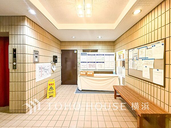 住まう誇らしさと安心感を演出する落ち着いた雰囲気のエントランス。