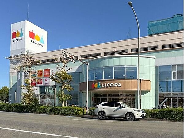 LICOPA鶴見　1000m　イトーヨーカドー鶴見店の他、無印良品やDAISO、ドラッグストアなど暮らしに便利なお店が揃います。