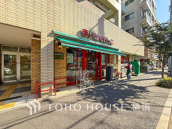 まいばすけっと鶴見市場駅南店　30m　安くて便利な小さなイオン。食品、雑貨等、生活に必要なものをコンパクトに手に入れることができます。