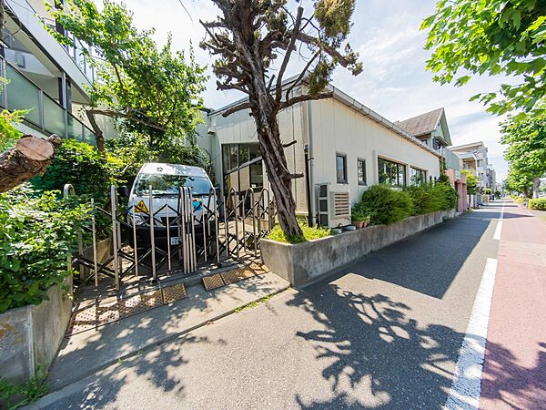 鶴見平和幼稚園　600m　のびのびと遊ばせ、子ども本来の持つ子どもらしさを大切にしている幼稚園です。