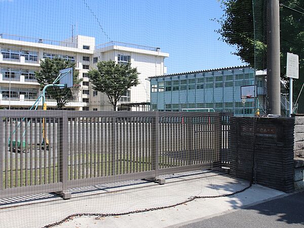 横浜市立平安小学校　900m　徒歩12分。小学校が近いのは子育てファミリーにもおすすめのポイントです。