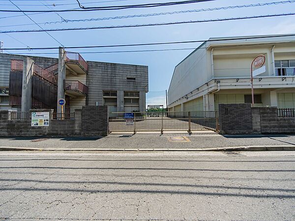 横浜市立市場中学校　400m　徒歩5分。部活などで帰りが遅くなっても安心の距離です。