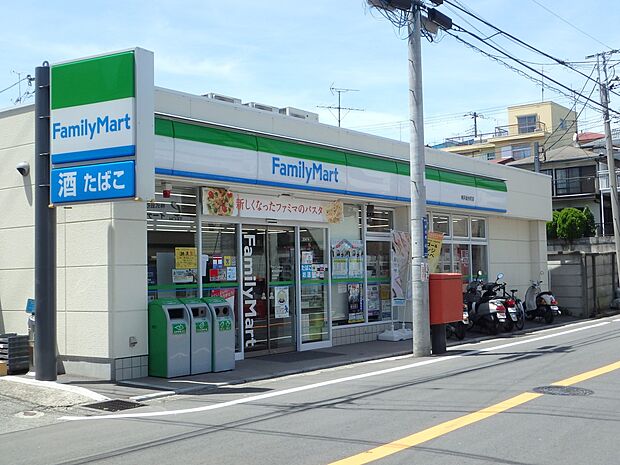 ファミリーマート釜台町店　250m　オリジナルブランド商品やホットスナック・コーヒーも人気です。 
