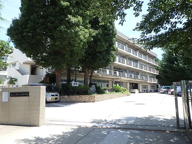 横浜市立保土ケ谷中学校 700m 徒歩9分。部活などで帰りが遅くなっても安心の距離感です。