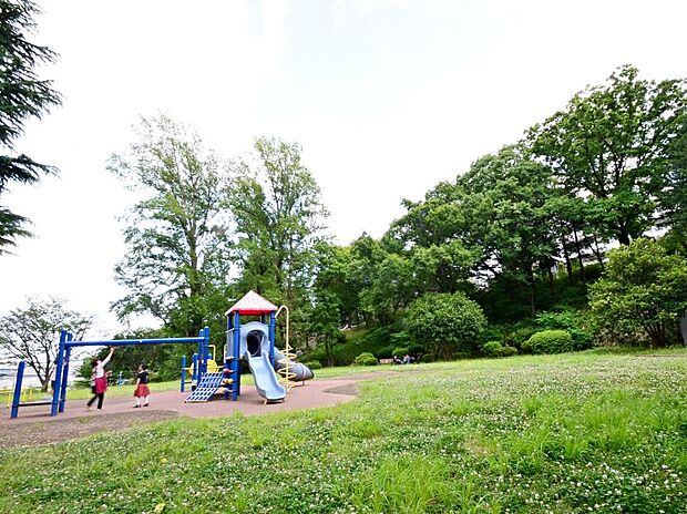 千草台公園 300m 夏季期間中は、25mプールと子供用プールがある千草台公園プールが営業し子どもたちが集まります。