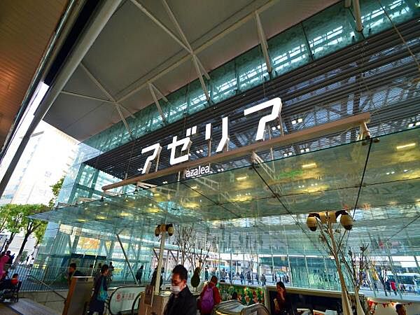 川崎アゼリア　800m　川崎駅東口地下のショッピングモール。グルメ・ファッション・生活雑貨まで多数の店舗が並びます。