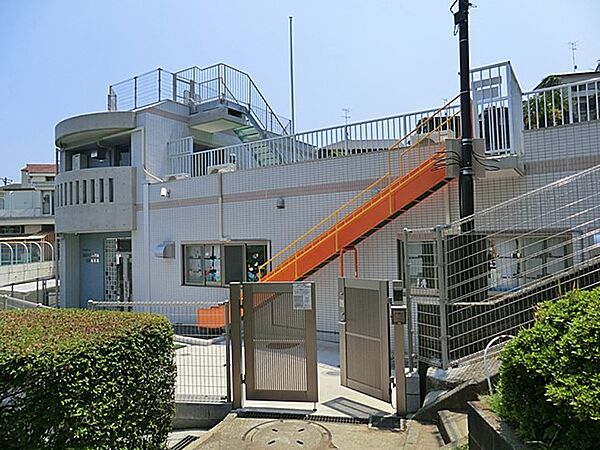 白幡幼稚園　170m　専任講師による体操、リトミック、国際交流などの時間も組み込まれています。