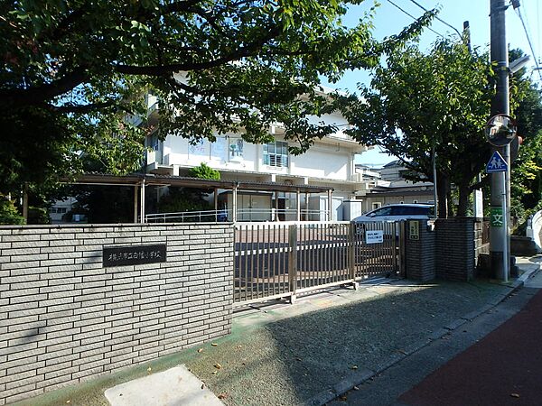 横浜市立白幡小学校　300m　徒歩4分。小学校が近いのは子育てファミリーにもおすすめのポイントです。