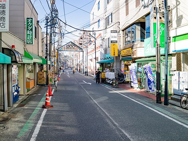 六角橋商店街　650m　昭和の面影を残すレトロな雰囲気が魅力の商店街。幅広い業種のお店で古くから賑わいを見せている。