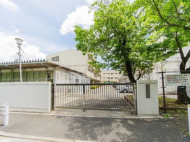 横浜市立富岡中学校 900m 徒歩12分。部活などで帰りが遅くなっても安心の距離です。