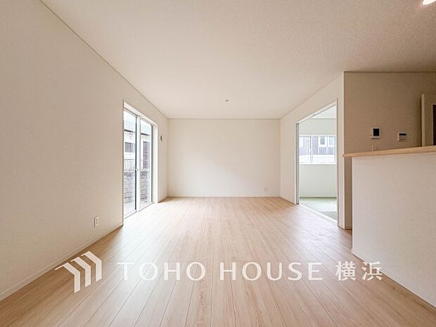 大きな窓から明るい陽射しが射し込む家族みんなの憩いの場。