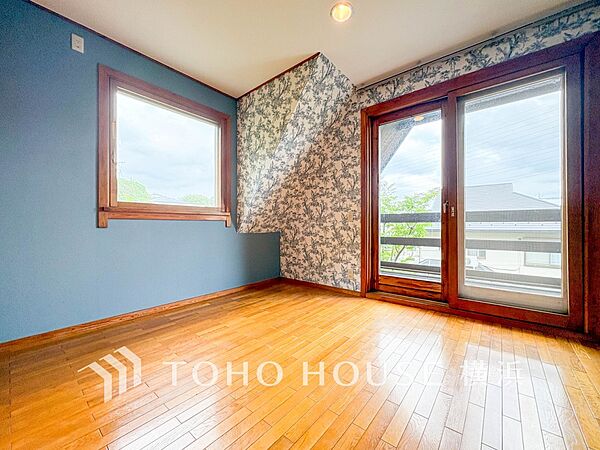 一日の疲れをいやしてくれる寝室。時を忘れて過ごす場所として過ごせるお部屋。