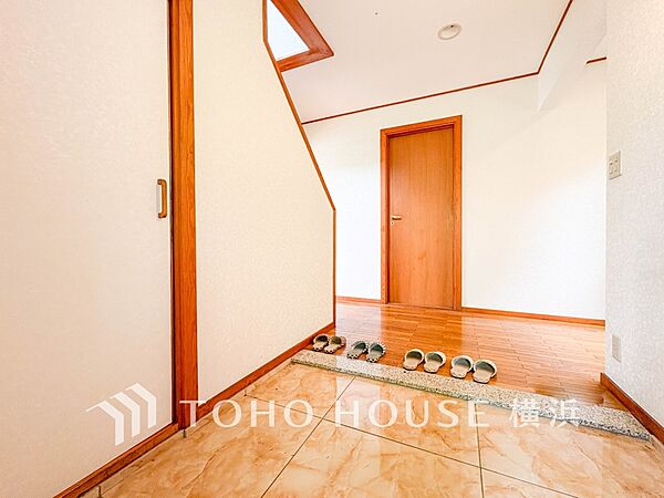 上質感漂う玄関と廊下。居住者の帰り、訪れる方を優しく迎えてくれます。
