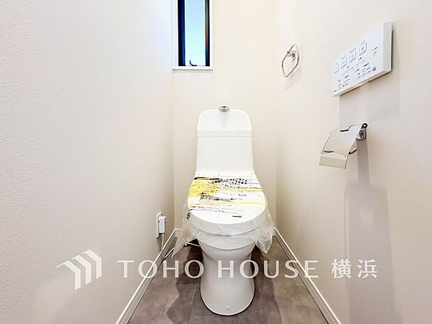換気と明るさに配慮した、清潔感溢れるトイレ。落ち着いた空間で安らぎのひとときをお過ごしいただけます。