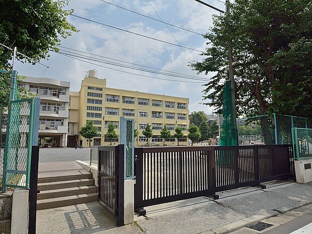 横浜市立駒林小学校 650m 徒歩9分。小学校が近いのは子育てファミリーにもおすすめのポイント。