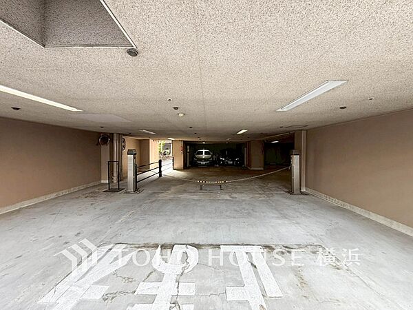 敷地内駐車場（空き状況はお問い合わせください）。