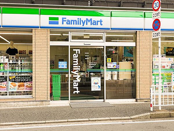 ファミリーマート 横浜駅西口店　600m　24時間営業。近くにあるとちょっとした買い物にも便利ですね。