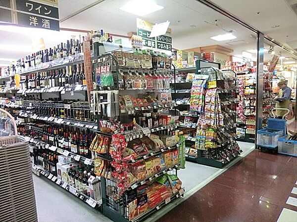 東急ストア横浜地下街店　900m　毎日の食卓を彩る食料品が品揃え豊富に揃います。