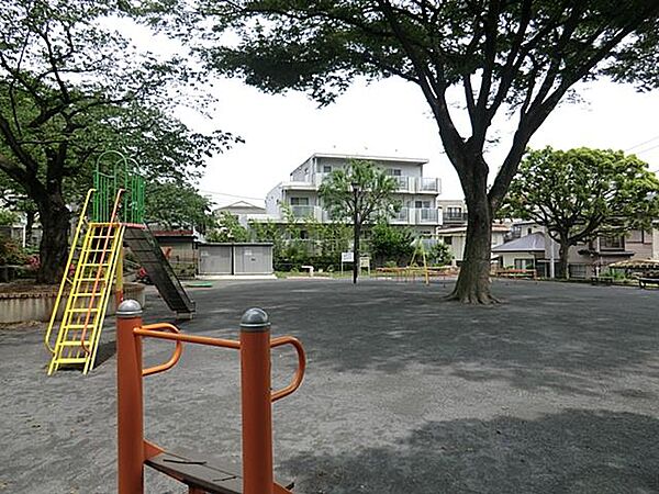 南軽井沢公園　220m　住宅街に立地する日当たりの良い公園。滑り台やブランコなどの遊具とベンチがあります。