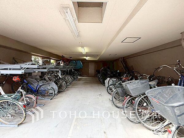 屋内式の駐輪スペースは、雨風から大事な愛車を守ってくれます。