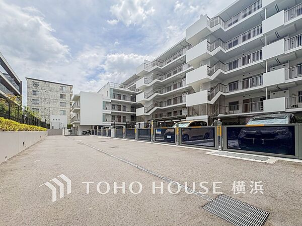 敷地内駐車場（空き状況はお問い合わせください）。