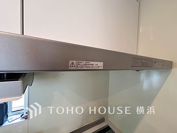 【レンジフード】　換気扇に比べ、煙や臭いを集める能力が高いレンジフードは、日々のお手入れが楽なのも魅力の一つ。