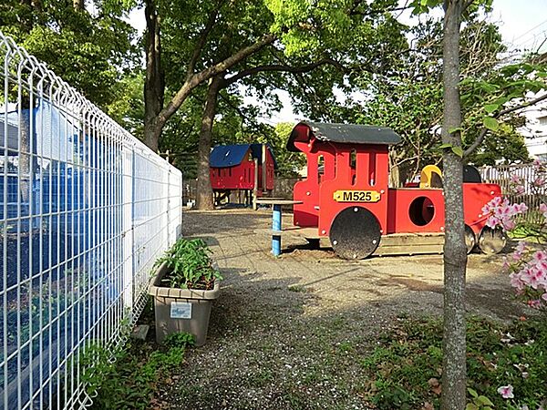 ひかりとたねの保育園　260m　鉄筋3階建て1・2階部分が保育園。定員は乳児・幼児合わせて60名。給食制も人気。