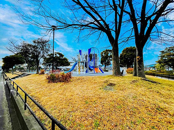 金沢八景公園　210m　ヨットハーバー越しに海を望める雰囲気の良い公園。滑り台やブランコなどの遊具も揃っています。