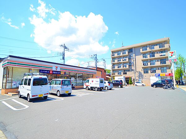 セブン-イレブン 横浜六浦1丁目店　750m　近くにあるとちょっとした買い物にも便利ですね。