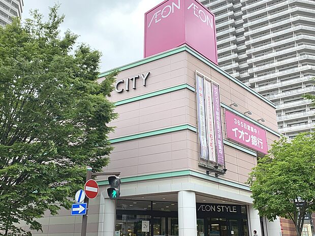 イオンスタイル東戸塚　850m　食品、雑貨、ファッション、ライフスタイル、ベビー・キッズの専門店、フードコートなどを備えています。 