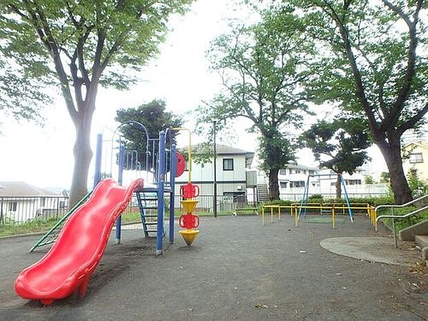 平戸第二公園　290m　木々の息遣いが聞こえてくる静けさの中に潤いが感じられます。管理が行き届いており綺麗な公園です。 
