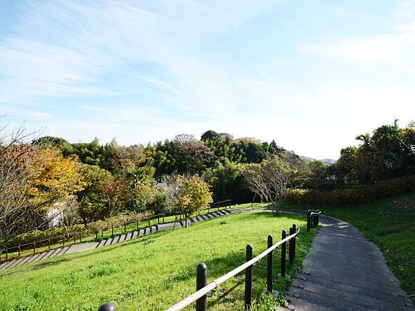 笠間中央公園　1000m　山の斜面を利用した緑豊かで静かな公園。お子様の遊具や広場もございます。