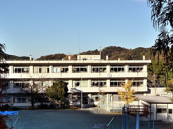 鎌倉市立今泉小学校　1500m　徒歩19分。穏やかな住環境で豊かな暮らしを。