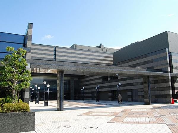 鎌倉芸術館　1200m　大小ホールの他、ギャラリー、和室、会議室など目的に応じてご利用いただけます。