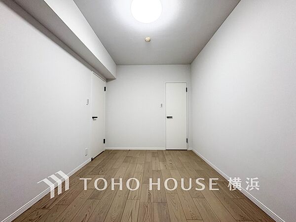 一日の疲れをいやしてくれる寝室。時を忘れて過ごす場所として過ごせるお部屋。