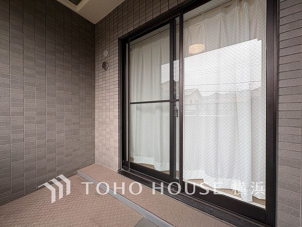 休日にまとめてお洗濯される方も安心のバルコニー。