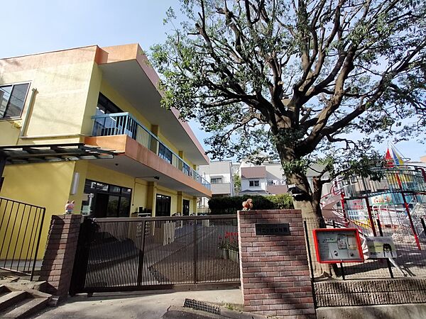 保土ケ谷幼稚園　450m　集団徒歩通園の幼稚園。交通ルールを学びながら、四季折々の自然の変化を楽しみながら通園します。