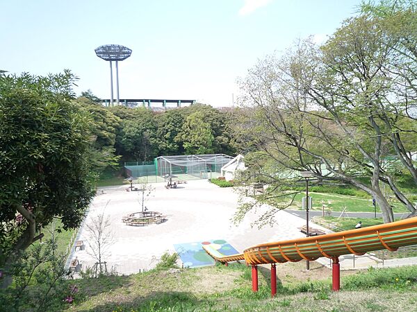 県立保土ケ谷公園　750m　スタンド付の野球場、サッカー場、ラグビー場、テニスコートなど運動施設が整っている公園。