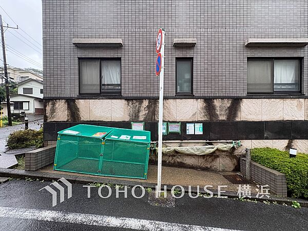 共同ごみ置き場。管理体制の行き届いた共同ごみ置き場はいつもきれいにされています。