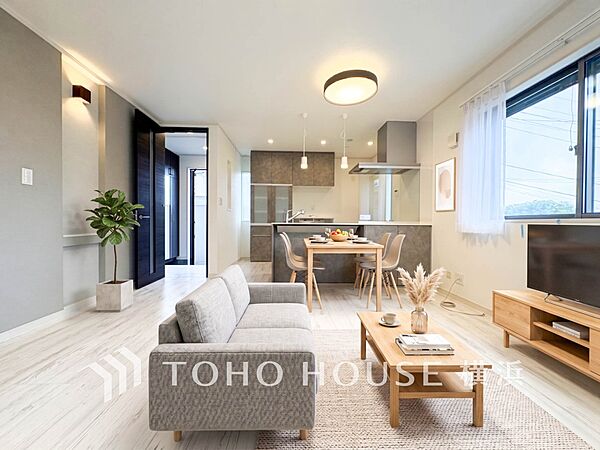 溢れる光を取り込んだリビング。※生成AIによるイメージです。家具・小物は販売価格に含まれません。